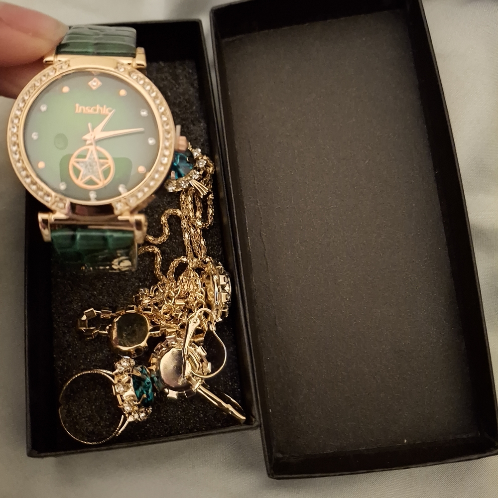 Chic Emerald and Gold Women's Watch